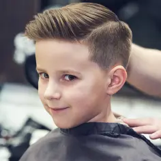 Fryzura dla 8-latka: 7 modnych cięć które pokocha Twój syn